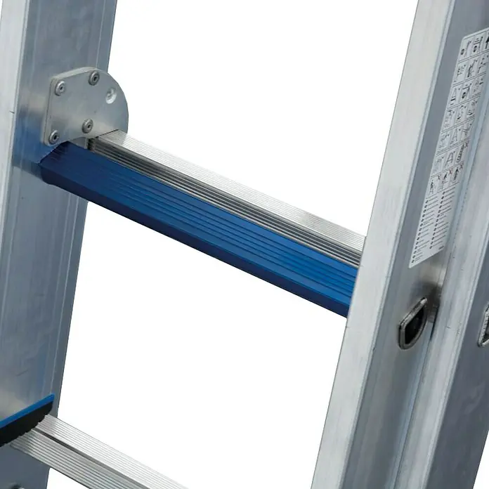 Krause Stabilo Schiebeleiter +S - Anzahl Tritte: 18 Stk., Arbeitshöhe: 5,15 m, Aluminium - Detailansicht einer Aluminiumleiter mit blauen Sprossen. Die Leiter ist robust und sicher konstruiert.