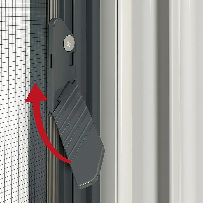 Windhager Insektenschutzfenster Expert - B x H: 120 x 220 cm, Anthrazit, Montage Insektengitter: Klemmen - Detailaufnahme eines Insektenschutzrollos mit Fokus auf dem Verriegelungsmechanismus und dessen Bedienung.