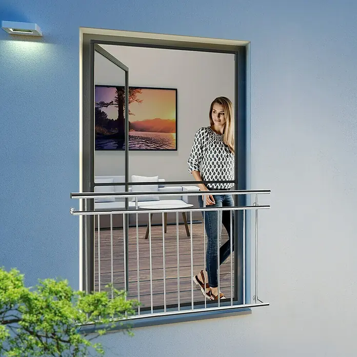 Windhager Insektenschutzfenster Expert - B x H: 120 x 220 cm, Anthrazit, Montage Insektengitter: Klemmen - Frau auf einem Balkon mit Edelstahlgeländer, das moderne Design und Sicherheit vereint, während sie die Aussicht genießt.