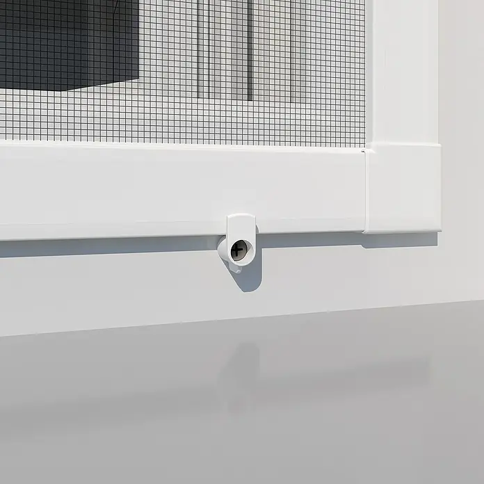 Windhager Befestigungs-Set für Fenstergitter Vorreiber - Kunststoff, 4 -tlg., Weiß - Nahaufnahme eines weißen Fensterrahmens mit Fliegengitter und Fenstergriff, der das Fenster sichert.