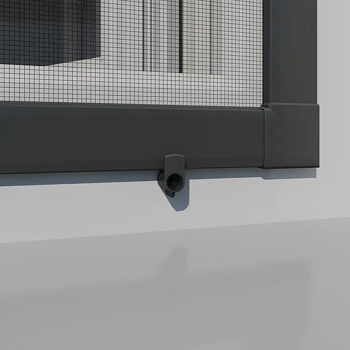 Windhager Befestigungs-Set für Fenstergitter Vorreiber - Kunststoff, 4 -tlg., Anthrazit - Nahaufnahme eines grauen Fensterrahmens mit Insektenschutzgitter und Verriegelungsmechanismus.