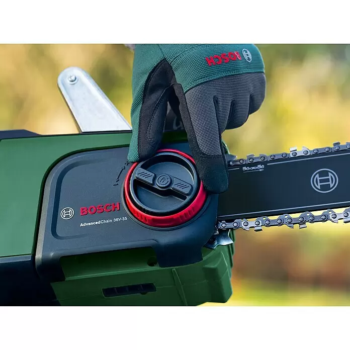 Bosch Power for All 36V Akku-Kettensäge AdvancedChain 36V-35-40 - 36 V, Li-Ionen, Ohne Akku, Schwertlänge: 35 cm - Nahaufnahme einer grünen und schwarzen Bosch AdvancedChain 36V-35 Kettensäge. Eine behandschuhte Hand stellt den roten Kettenspannknopf ein.