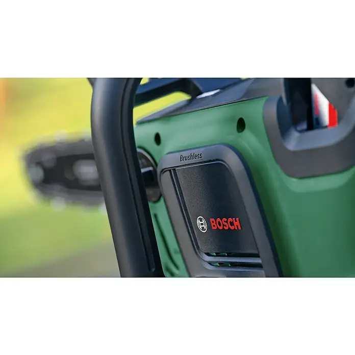 Bosch Power for All 36V Akku-Kettensäge AdvancedChain 36V-35-40 - 36 V, Li-Ionen, 1 Akku, Schwertlänge: 35 cm - Nahaufnahme einer grünen Bosch Akku-Kettensäge mit dem Schriftzug "Brushless" und dem Bosch-Logo auf der Seite.