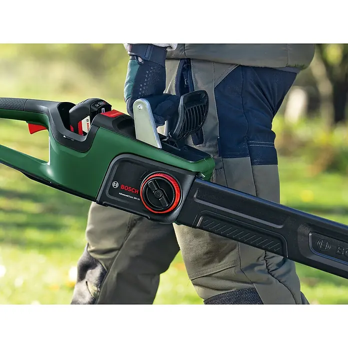 Bosch Power for All 36V Akku-Kettensäge AdvancedChain 36V-35-40 - 36 V, Li-Ionen, 1 Akku, Schwertlänge: 35 cm - Ein Mann hält eine grüne Bosch AdvancedChain 36V-35 Akku-Kettensäge mit schwarzer Schwertabdeckung in der Hand.