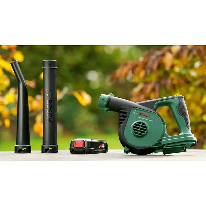 Bosch Power for All 18V Akku-Laubbläser UniversalLeafBlower 18V-130 - 18 V, Li-Ionen, Ohne Akku, Blasgeschwindigkeit: 185 km/h - Akkubetriebener Laubbläser von Bosch mit Aufsätzen und Akku auf einem Tisch im Freien.