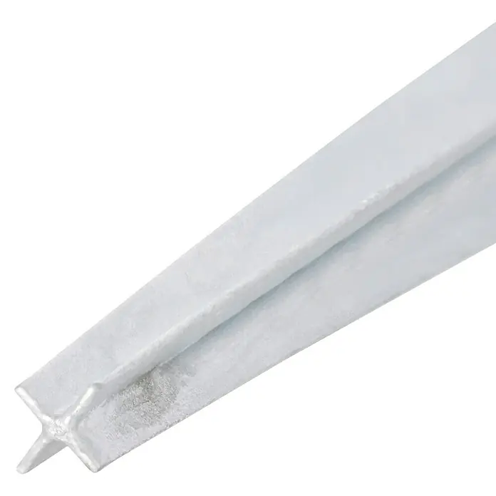 Einschlagbodenhülse71 x 71 x 750 mm, Geeignet für: Vierkantpfosten - Nahaufnahme einer weißen T-förmigen Profilleiste, die für saubere Abschlüsse und Übergänge im Bauwesen verwendet wird.