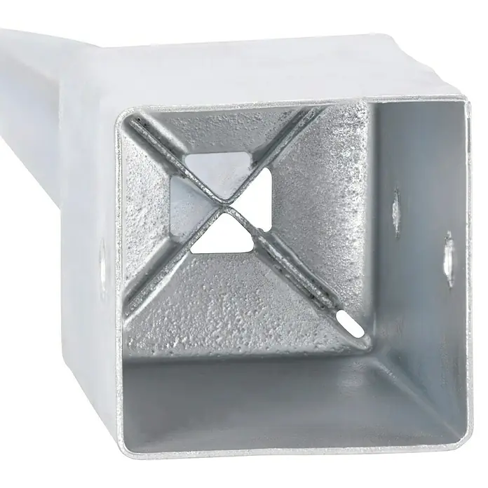 Einschlagbodenhülse - 71 x 71 x 750 mm - Nahaufnahme einer silbernen quadratischen Metallpfostenhalterung, die die innere Verstärkung zeigt.