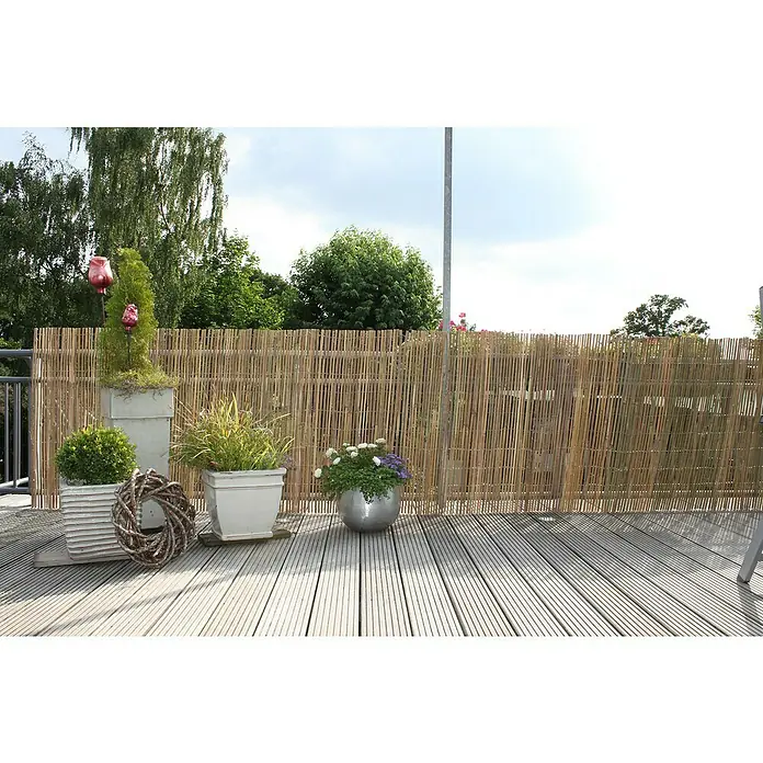 Videx Garden Sichtschutzmatte Shanghai - 90 x 300 cm, Bambus - Dekorative Bambusmatte als Sichtschutz für den Außenbereich, ergänzt durch stilvolle Pflanzkübel mit Grünpflanzen auf einer Holzterrasse.