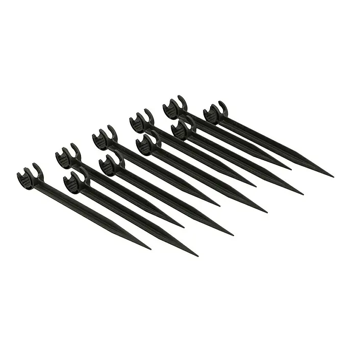 Gardena Micro-Drip Rohrhalter - Größe Anschluss: ½″, 10 Stk. - Eine Reihe von schwarzen Bewässerungsrohrhaltern, die auf einer schwarzen Oberfläche angeordnet sind.