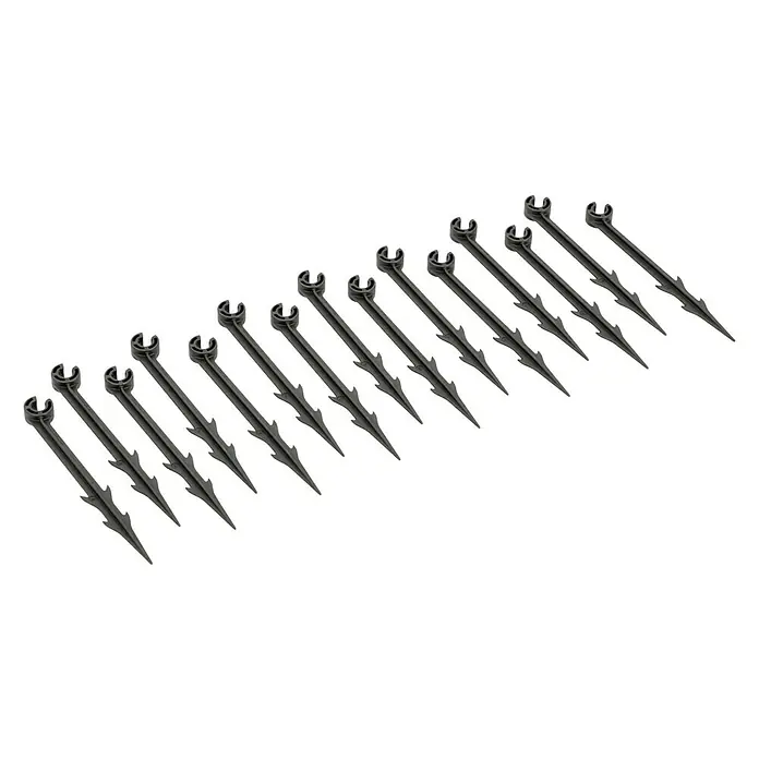 Gardena Micro-Drip Rohrhalter - 15 Stk., Größe Anschluss: ³⁄₁₆″ - Eine Nahaufnahme von 13 schwarzen Erdspießen aus Kunststoff, die in einer Reihe aufgereiht sind und auf einem schwarzen Hintergrund liegen.