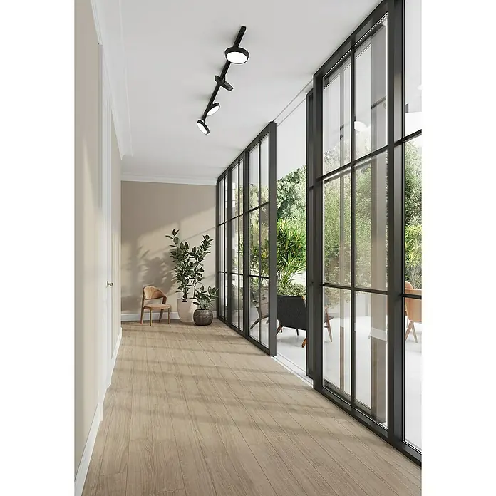 Nordlux Link Foco de pared LED Diskie - 7,4 W, Ø x Al: 20 x 14 cm, Blanco cálido, Negro - Pasillo luminoso con suelo de madera y grandes ventanales con vistas al jardín. La elegante iluminación negra añade un toque moderno.