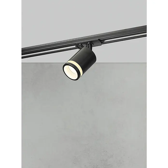 Nordlux Link Foco de pared Rondie - 35 W, Ø x Al: 6 x 15,2 cm, GU10, Negro - Primer plano de un foco negro con luz brillante en un espacio moderno, creando un ambiente elegante.