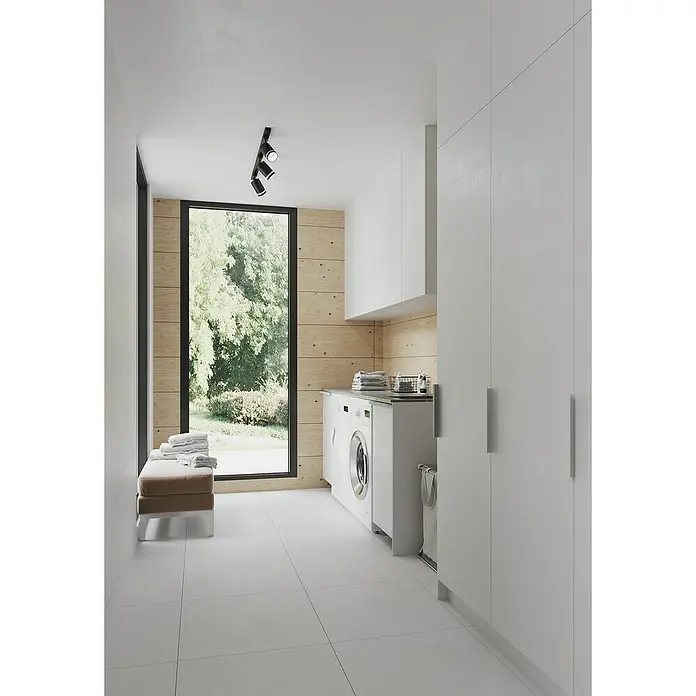 Nordlux Link Foco de pared Rondie - 35 W, Ø x Al: 6 x 15,2 cm, GU10, Negro - Lavadero luminoso con lavadora, secadora y una gran ventana con vistas al jardín. Armarios blancos a juego.