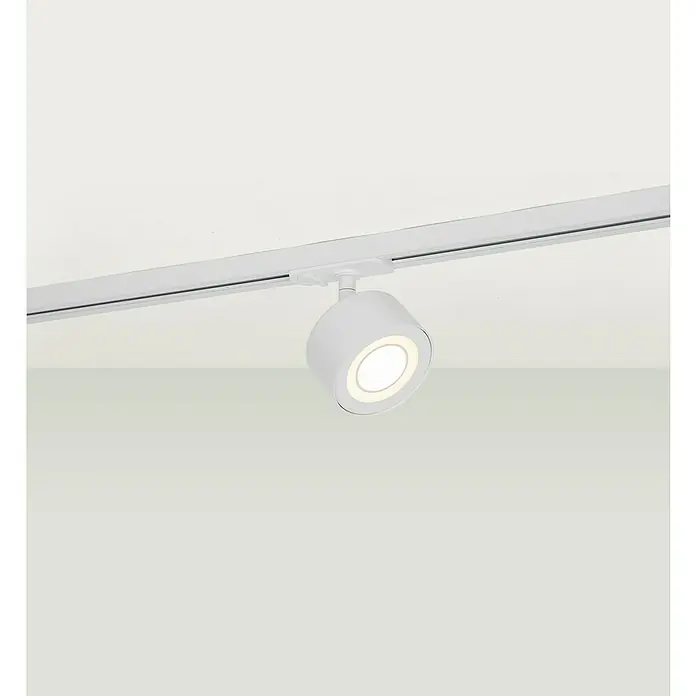 Nordlux Link Foco de pared LED Clyde - 4 W, Ø x Al: 8,5 x 10,5 cm, Blanco cálido, Blanco - Primer plano de un foco LED blanco sobre un riel blanco. El diseño moderno se integra perfectamente en el techo.