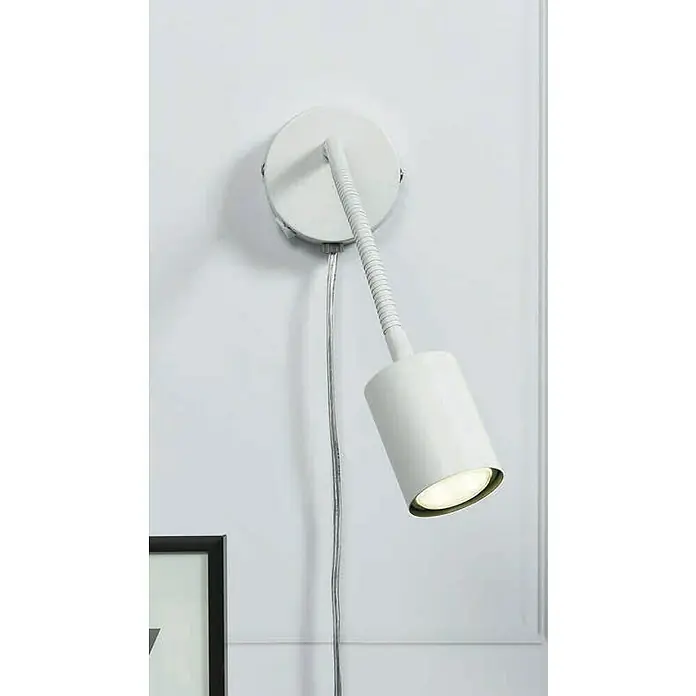 Nordlux Explore Aplique de pared redondo - 7 W, Blanco, An x L x Pr: 8 x 21,5 x 21,5 cm - Primer plano de una lámpara de pared blanca moderna con brazo flexible y cable plateado, que emite una luz cálida.