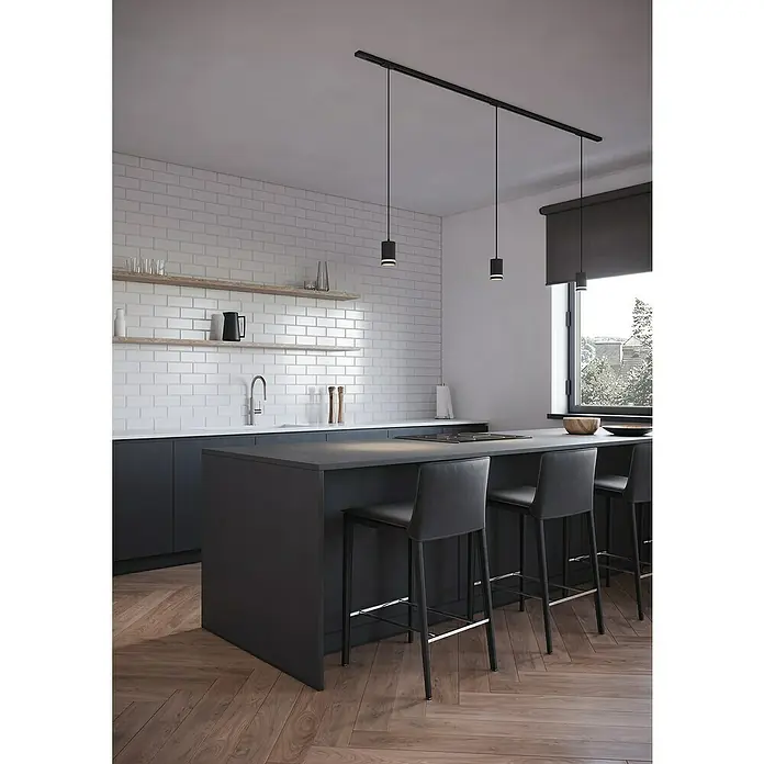 Nordlux Link Lámpara colgante redonda Rondie - 35 W, Ø x Al: 6 x 200 cm, GU10, Negro - Isla de cocina con luces colgantes modernas que ofrecen iluminación elegante y taburetes que complementan el diseño.