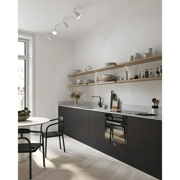 Nordlux Link Foco de pared Konie - 50 W, Ø x Al: 10 x 17,13 cm, GU10, Blanco - Una cocina moderna con armarios negros, estantes de madera clara y un elegante horno Miele, combinando funcionalidad con diseño elegante.