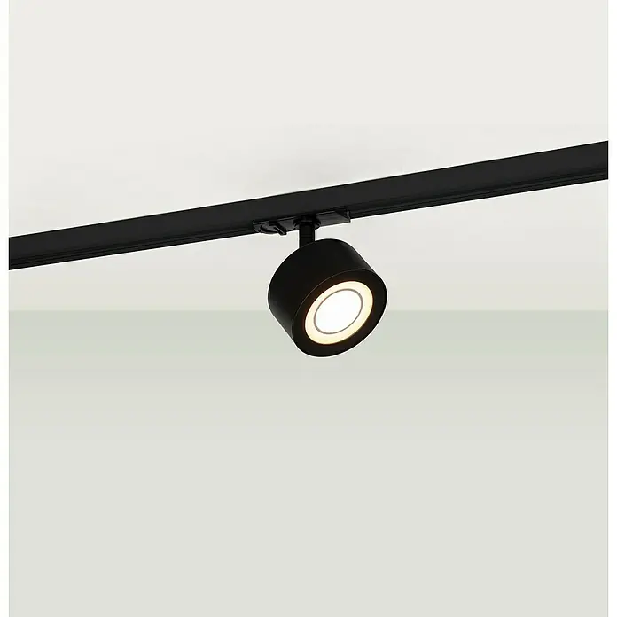 Nordlux Link Foco de pared LED Clyde - 4 W, Ø x Al: 8,5 x 10,5 cm, Blanco cálido, Negro - Primer plano de un foco de carril negro en un techo blanco.
