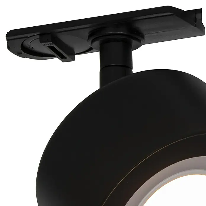 Nordlux Link Foco de pared LED Clyde - 4 W, Ø x Al: 8,5 x 10,5 cm, Blanco cálido, Negro - Primer plano de una lámpara de techo negra con interruptor, que irradia un brillo cálido y acogedor.