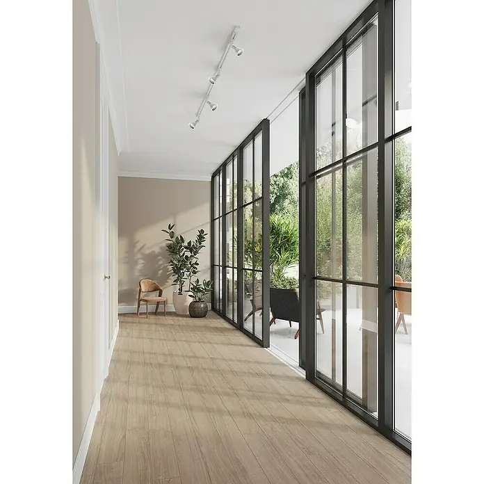 Nordlux Link Foco de pared Munin - 50 W, Ø x Al: 8 x 13,6 cm, GU10, Blanco - Pasillo luminoso con suelos de madera y grandes ventanas con vista al jardín. Las ventanas están diseñadas con marcos negros delgados.