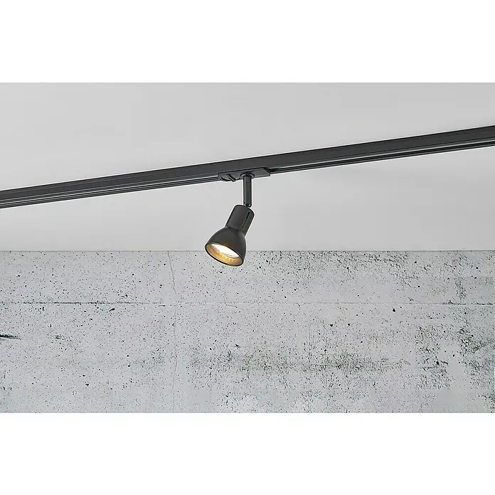 Nordlux Link Foco de pared Munin - 50 W, Ø x Al: 8 x 13,6 cm, GU10, Negro - Primer plano de un foco de carril negro, suspendido de un riel oscuro en un techo de hormigón claro, creando un ambiente moderno.