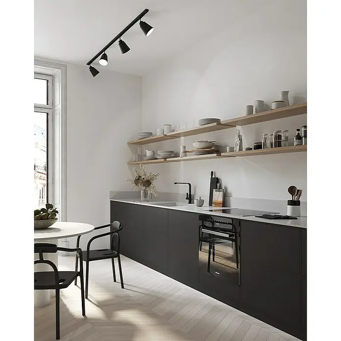 Nordlux Link Foco de pared Konie - 50 W, Ø x Al: 10 x 17,13 cm, GU10, Negro - Diseño de cocina moderno con gabinetes bajos negros, estantes claros y una elegante mesa redonda para una estética elegante.