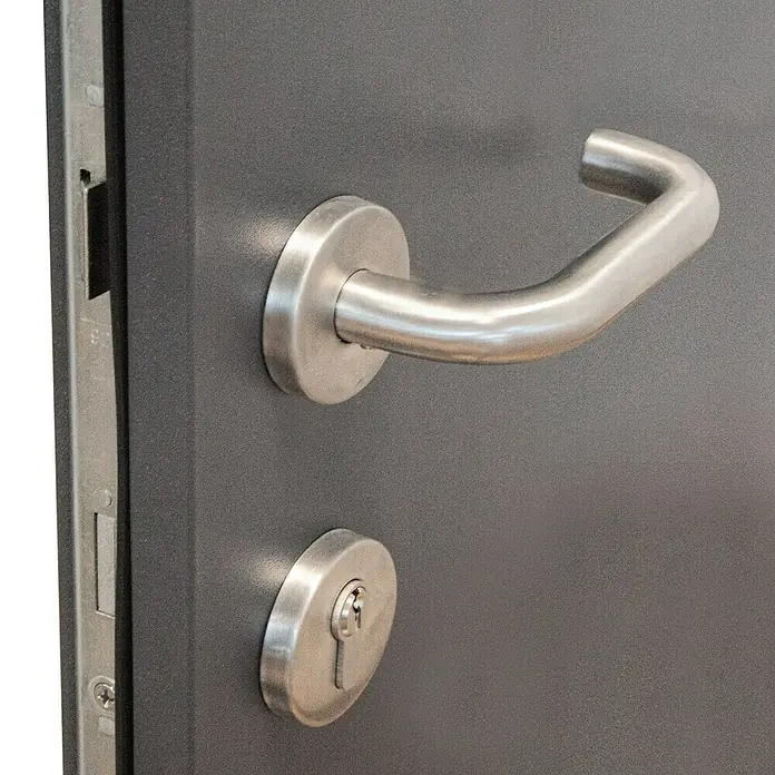 Splendoor Haustür Thermodoor PLUS SP10 - 110 x 210 cm, DIN Anschlag: Rechts, Anthrazitgrau Feinstruktur - Nahaufnahme einer Tür mit einem modernen, silberfarbenen Türgriff und einem darunterliegenden Zylinderschloss. Die Tür ist in einem neutralen Grauton gehalten.