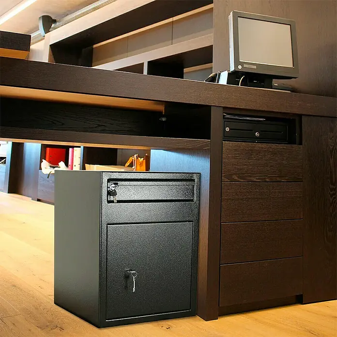 Rottner Einwurftresor Cashmatic 2 - 47 x 46 x 60 cm, Doppelbartschloss - Dieser Tresor mit Einwurfschlitz ist ideal für die sichere Aufbewahrung von Wertsachen oder Geschäftseinnahmen. Robust und zuverlässig.