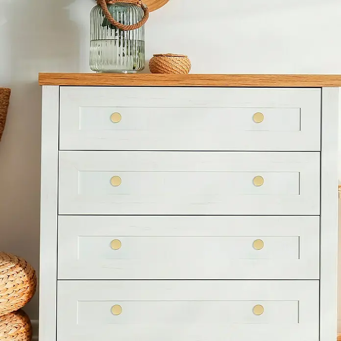 Häfele Pomo para muebles - Tipo de tirador del mueble: Botón, Ø x Al: 20 x 25 mm, Dorado - Elegante cómoda blanca con cuatro cajones y tiradores dorados. Amplio espacio de almacenamiento para ropa y accesorios.