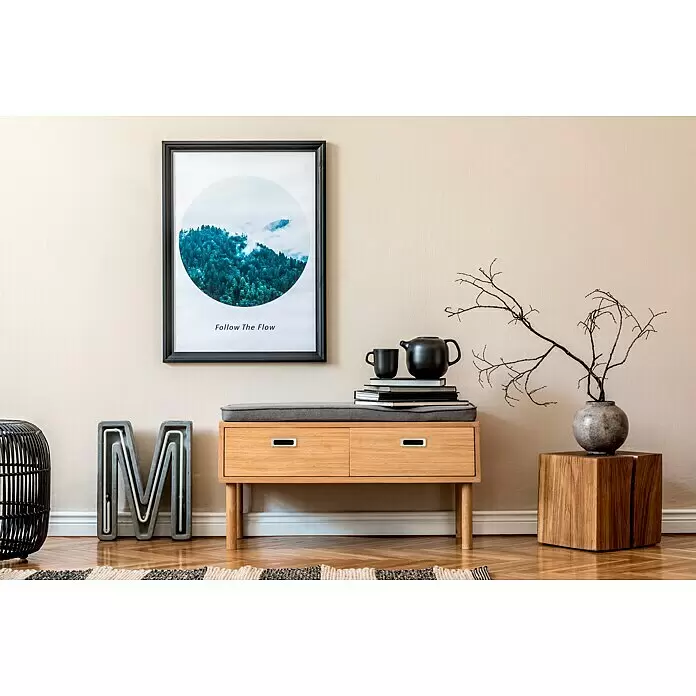 Häfele Möbelgriff - Typ Möbelgriff: Muschel, Kunststoff, B x L: 26 x 85 mm - Eine helle Holzbank mit zwei Schubladen und einem grauen Kissen, als stilvolle Sitz- und Aufbewahrungslösung in einem modernen Raum.