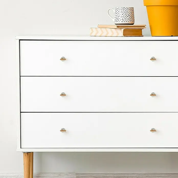 Häfele Tirador para muebles - Tipo de tirador del mueble: Botón, Piel - Cómoda blanca con seis pomos y algunos accesorios encima.