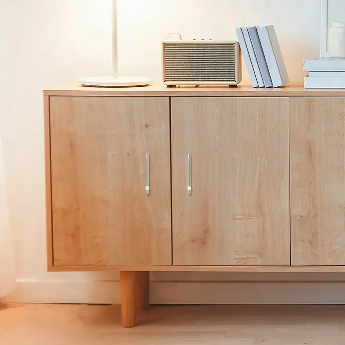 Häfele Tirador para muebles - Tipo de tirador del mueble: Barra, Distancia entre orificios: 96 mm - Primer plano de un armario de madera con tiradores plateados, que muestra un mueble elegante y funcional para la decoración moderna.