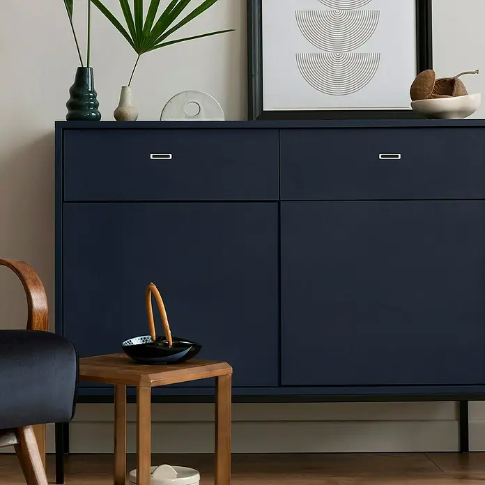 Häfele Tirador para muebles - Tipo de tirador del mueble: Concha, Plástico, An x L: 26 x 116 mm - Elegante aparador azul marino con manijas elegantes. Elementos decorativos en la superficie añaden estilo adicional al mueble.