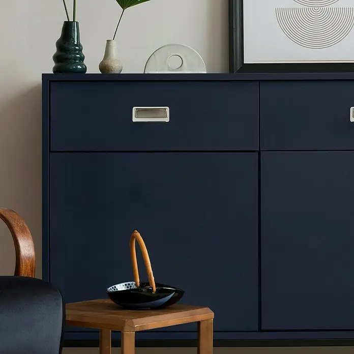 Möbelgriff - Typ Möbelgriff: Muschel, Vernickelt - Elegantes Sideboard in Marineblau mit stilvollen Griffen und dekorativen Objekten.
