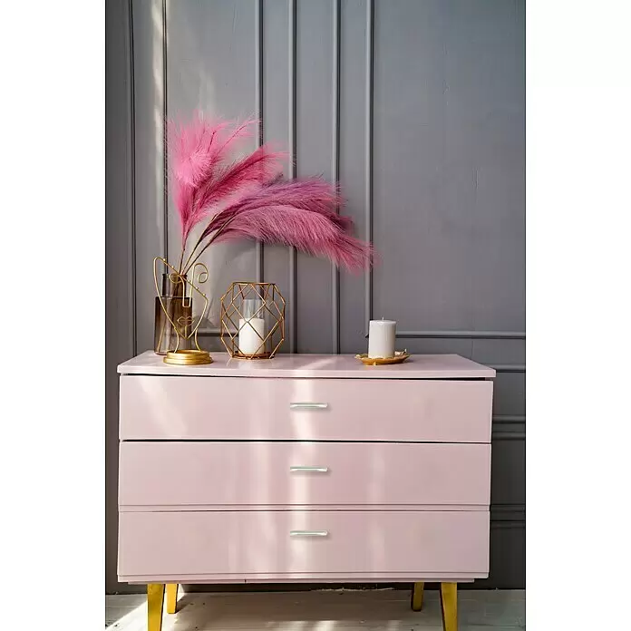 Häfele Tirador para muebles - Tipo de tirador del mueble: Estribo, Distancia entre orificios: 64 mm, An x L: 22 x 72 mm - Cómoda rosa claro con tres cajones, patas doradas y decoración: hierba de la Pampa rosa, candelabros dorados, velas blancas.