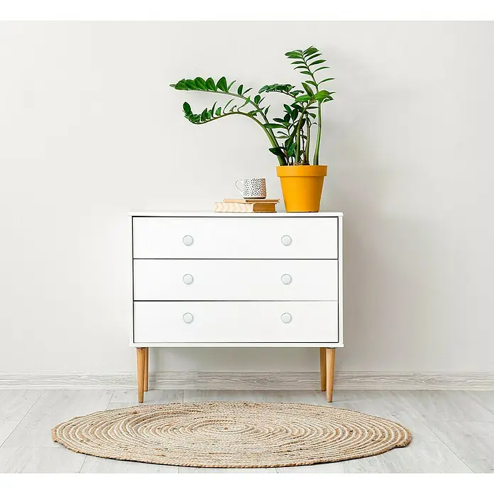 Häfele Pomo para muebles - Tipo de tirador del mueble: Botón, Plástico, Cromado, Blanco - Cómoda blanca de tres cajones con una planta en una maceta amarilla encima.