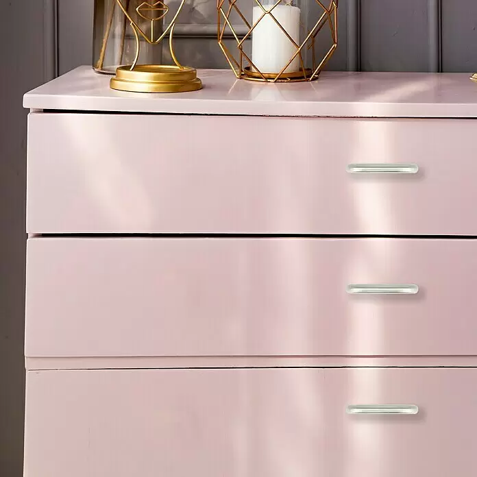 Häfele Tirador para muebles - Tipo de tirador del mueble: Estribo, Distancia entre orificios: 64 mm, An x L: 22 x 72 mm - Cómoda rosa claro con tres cajones, cada uno con un tirador oblongo transparente.