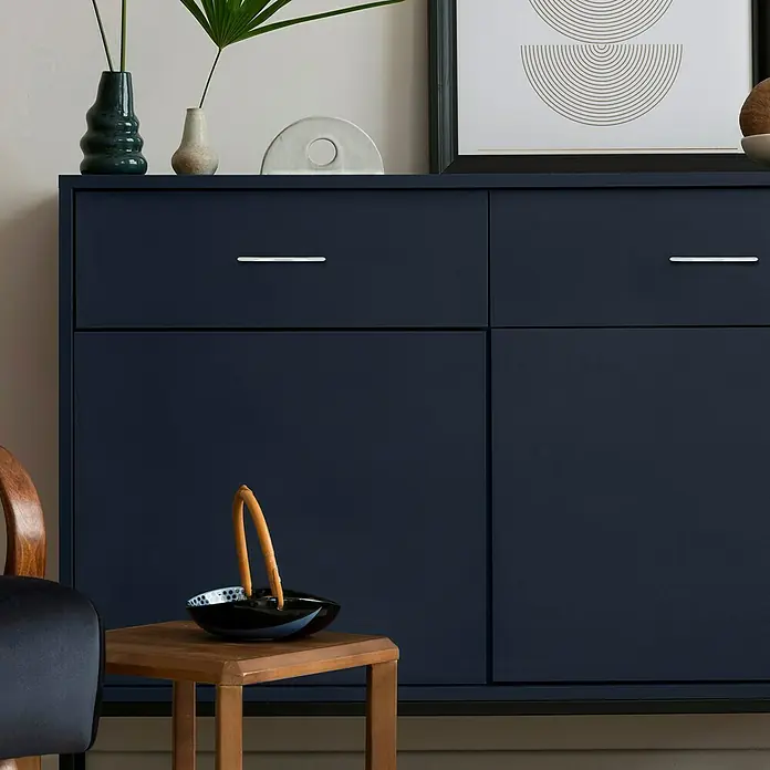 Häfele Tirador para muebles - Tipo de tirador del mueble: Estribo, Acero, Cromado, Ø x L: 10 x 221 mm - Elegante aparador azul marino con cajones y decoraciones elegantes que añaden un toque moderno a cualquier habitación.