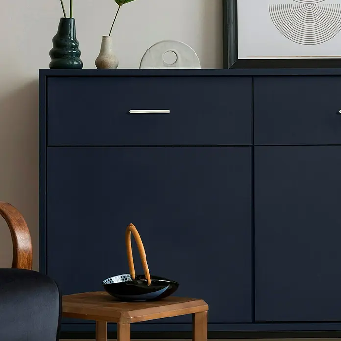 Häfele Tirador para muebles - Tipo de tirador del mueble: Estribo, Acero, Niquelado, Distancia entre orificios: 128 mm - Elegante aparador azul marino con tiradores plateados minimalistas y accesorios decorativos para un ambiente estiloso.
