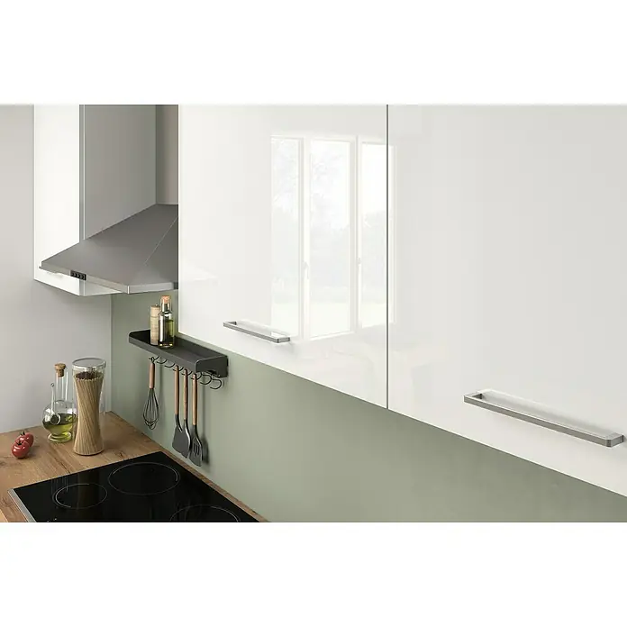 Marinelli Cucine Vormontierte Winkelküche Astrea - B x T: 250 x 160 cm, Weiß, Mit Elektrogeräten, Spüle rechts - Nahaufnahme einer modernen Küche mit weißen Schränken, Dunstabzugshaube und Kochutensilien.