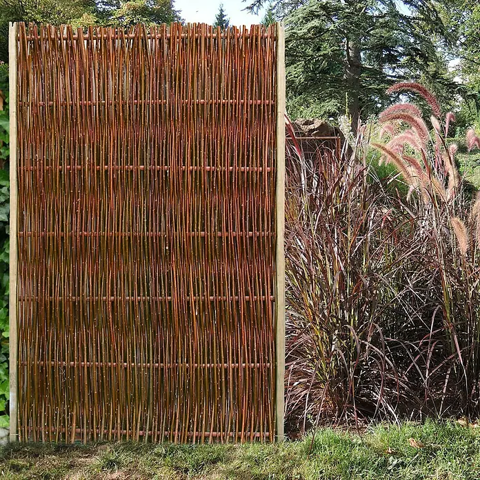 Floraworld Sichtschutzelement Zofia - 120 x 180 cm, Naturbraun - Nahaufnahme eines blickdichten Weidenzauns im Garten, der Privatsphäre schafft und gleichzeitig als dekoratives Element dient.