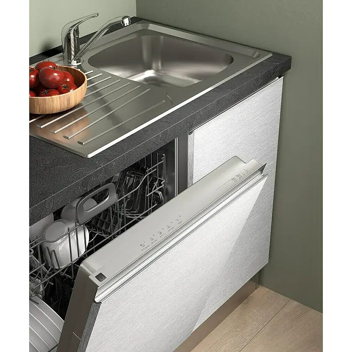 Marinelli Cucine Vormontierte Küchenzeile Gemma - Breite: 270 cm, Weiß, Mit Elektrogeräten, Spüle rechts - Eine moderne Küche mit einem Edelstahlspülbecken, einer dunklen Arbeitsplatte und einem teilweise geöffneten Geschirrspüler mit silberner Front.