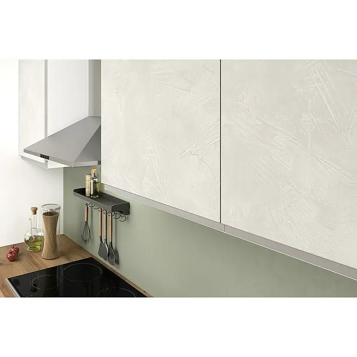 Marinelli Cucine Vormontierte Winkelküche Marina - B x T: 270 x 165 cm, Weiß, Mit Elektrogeräten, Spüle rechts - Detailaufnahme einer modernen Küche mit Küchenutensilien, einem Kochfeld und hellen Küchenschränken mit markanter Oberflächenstruktur.