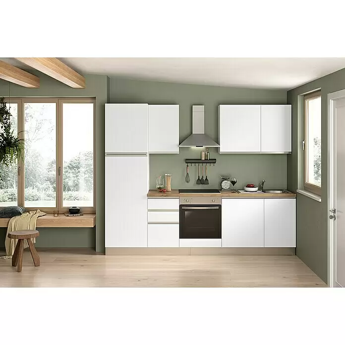 Marinelli Cucine Vormontierte Küchenzeile Luce - Breite: 270 cm, Weiß, Mit Elektrogeräten, Spüle rechts - Moderne weiße Küche mit Holz-Arbeitsplatte und Boden, in einem gemütlichen Raum mit großem Fenster.