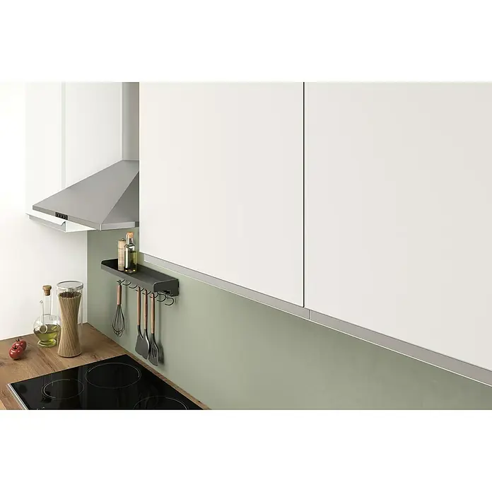 Marinelli Cucine Vormontierte Küchenzeile Luce - Breite: 250 cm, Weiß, Mit Elektrogeräten, Spüle rechts - Eine moderne Küche mit weißen Schränken, Dunstabzugshaube und einer praktischen Küchenreling mit Kochutensilien und Ölen auf der Arbeitsfläche.