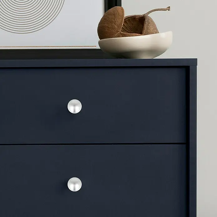 Häfele Möbelknopf - Typ Möbelgriff: Knopf, Aluminium, Vernickelt - Nahaufnahme einer blauen Kommode mit zwei Schubladen und silbernen Knöpfen.