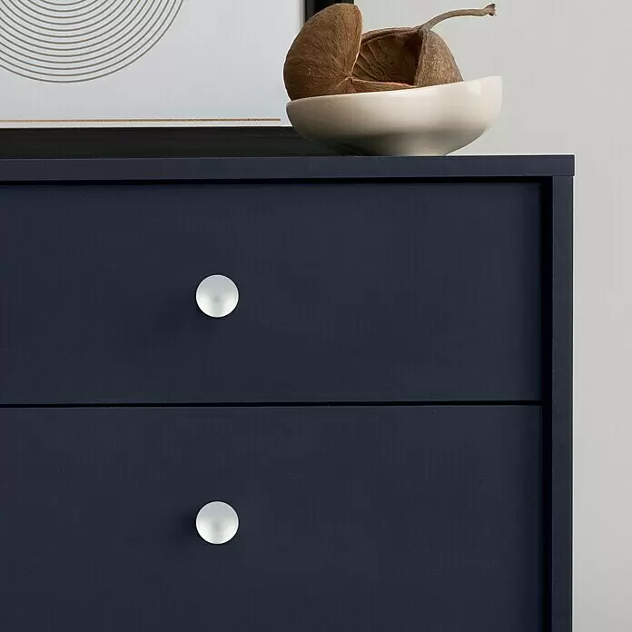 Häfele Pomo para muebles - Tipo de tirador del mueble: Botón, Cromado, An x L: 35 x 26 mm - Cómoda azul oscuro con dos cajones y pomos redondos blancos, con decoración encima.