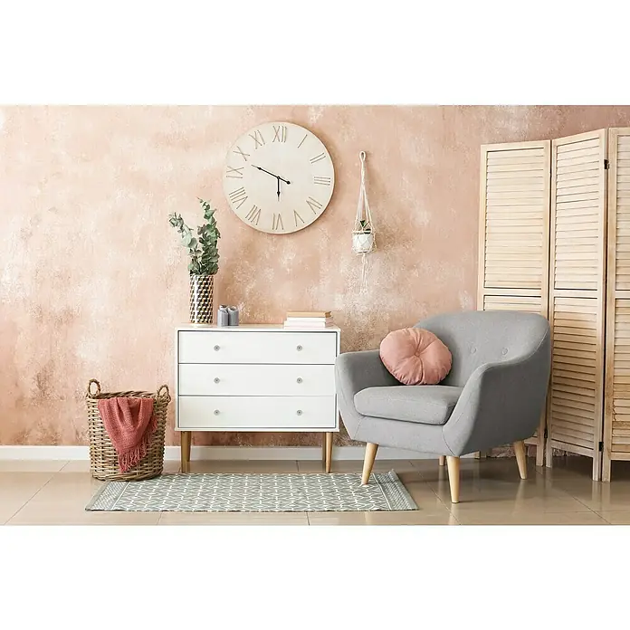 MöbelknopfTyp Möbelgriff: Knopf, Porzellan, Ø x L: 32 x 29 mm - Einladendes Wohnzimmer-Interieur mit einem grauen Sessel, einer Kommode und einer großen Uhr an der Wand.