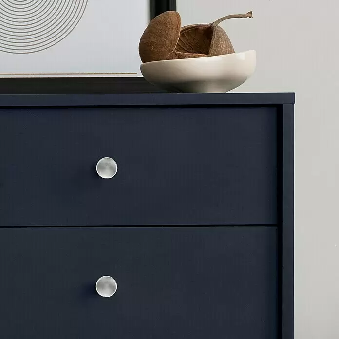 Häfele Pomo para muebles - Tipo de tirador del mueble: Botón, Diámetro: 32 mm - Cómoda azul oscuro con dos cajones y tiradores plateados, con objetos decorativos encima.