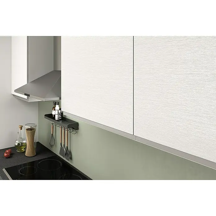 Marinelli Cucine Vormontierte Küchenzeile Gemma - Breite: 270 cm, Weiß, Mit Elektrogeräten, Spüle rechts - Detailaufnahme einer modernen Küche mit weißen Schränken und einem schwarzen Regal mit Küchenutensilien unter der Dunstabzugshaube.